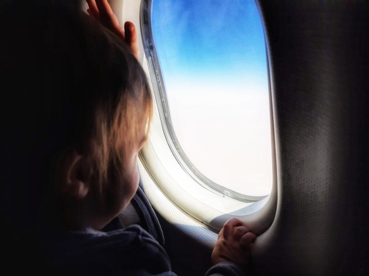 bebe-ventana-avion-amarviajarblog